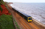 Lokalzug der GWR auf dem malerischen Abschnitt zwischen Dawlish Warren und Dawlish in der Abendsonne. Das Foto wurde von einer bei Eisenbahnfotografen geschätzten Fussgängerüberführung aus gemacht. Dawlish, 16.5.2022