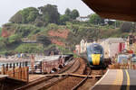 Hochgeschwindigkeitszug der GWR befährt nächstens den Bahnhof Dawlish. Dawlish, 18.5.2022