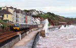 Flut und Wind bringen zwischen Dawlish und Dawlish Warren hohe Wellen, die höher sind als der Regionalzug nach Exmouth.