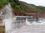 Dieser Hochgeschwindigkeitszug rast zwischen den hohen Wellen südwärts nach Penzance. Dawlish, 17.5.2022