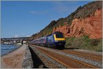 Der Great Western Railway Service 07:41 von Penzance nach London Paddington bei den  Roten Felsen  bei Dawlish bei prächtigem Wetter.