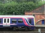 Elektrotriebzug 65037 von Northern Rail hlt am 17.8.06 in Heaton Chapel nahe Manchester.