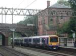 323225 der Northern Rail erreicht Heaton Chapel.