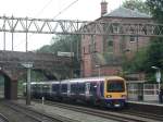 323225 der Northern Rail erreicht Heaton Chapel. Fahrtrichtung ist Manchester Picadilly. Aug. 2006