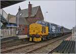 Die von Northern gemietet Class 37 mit der Nummer 37403 und Namen  Isle of Mull  hat mit ihrem Carlise (ab 8:42) Barrow (an 11:30) - Service St Bees erreicht.