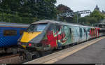 Virgin Trains East Coast 91 111 mit einer Sonderbeklebung für die gefallenen britischen Soldaten im Ersten Weltkrieg verlässt am 21. August 2017 Edinburgh Waverley mit einem InterCity 225 nach London King's Cross.