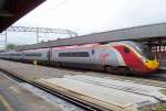 Elektro-Pendolino-Triebzug Class 390 von London nach Manchester Piccadilly hlt am 20.04.2005 im Bahnhof Stockport. Dieser Zug entspricht etwa unseren ICE-T 415.