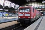 Die 112 108 hat ihren RE soeben nach Hamburg Hbf gebracht und steht für die nächste Dienstleistung bereit.

Hamburg Hbf, 13.07.2023