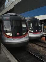 2024.10.01, Tai Wai Station, the R-Train were supposed to enter service much earlier but due to Siemens' delay on installing the Trainguard system, they were forced to stay in depot and eventually had to equip older AWS+TBL ATO system. Eventually R-Train successfully replaced all previous EMU at 2022.05.07. The reduce length from 12-car to 9-car wont be greeted, but the standardized fleet does allow installation of platform doors, modernizing the last heavy rail line without one in Hong Kong.
///
2024.10.01, Tai Wai Station, die R-Züge sollten eigentlich schon viel früher in Betrieb genommen werden, aber aufgrund der Verzögerung bei der Installation des Trainguard-Systems durch Siemens waren sie gezwungen, im Bahnbetriebswerk zu bleiben und mussten schließlich mit dem älteren AWS+TBL ATO-System ausgerüstet werden. Schließlich ersetzte der R-Train am 2022.05.07 erfolgreich alle bisherigen Triebwagen. Die Verringerung der Länge von 12 auf 9 Wagen wird nicht begrüßt, aber die standardisierte Flotte ermöglicht den Einbau von Bahnsteigtüren, womit die letzte schwere Eisenbahnlinie ohne solche in Hongkong modernisiert wird.