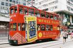 Straenbahn in Hongkong, bei einem Halt im Stadtteil Wan Chai