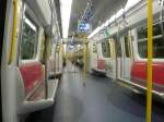 Eine Hongkonger Metro von Innen. Man kann bei den Zge durch allen Wagen gucken.