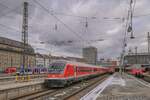 101 009 schiebt den MüNüX aus dem Münchner Hbf in die Abstellanlage am 23.12.2024