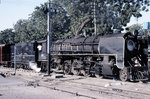 3237 in Ahmedabad Junction. Bild vom Dia. Aufnahme: Oktober 1988.