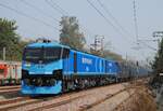 Die fabriksneue Doppellok 60386 der Type WAG-12B fährt mit einem sehr langen Güterzug durch den Bhf. Delhi - Safdarjung. (05.02.2024)