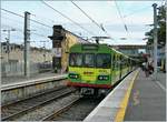 Der DART Triebzug 8105 macht mit einem weiteren einen Halt in Dún Laoghaire.