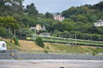 Ein DART an der Küste bei Killiney, Country Wicklow