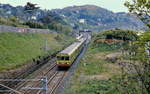 Der für den elektrischen Vorortverkehr von Howth nach Bray bei Linke-Hoffmann-Busch beschaffte Triebwagen 8322 der DART (Dublin Area Rapid Transport) verlässt im April 1992 Killiney in