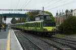 Eine Class 8300 erreicht Bray Daly. Mit der Lieferung neuer Triebwagen sollen die 8300er abgestellt werden. Fotografiert im April 2023. 