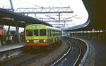 Im April 1992 fährt ein Class 8100-Triebwagen mit dem Steuerwagen 8312 in Dublin Conolly Station ein.