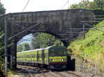 Einfahrt des DART 8611 in Richtung Malahide in der Station Killiney. Die Brückenkonstruktionen mit hohen Seitenwänden, die beim Überqueren ein Einsehen der Strecke stark erschweren, sind typisch für England und Irland. 2.8.2017, Killiney