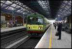 Dart Triebwagenzug 8602 fährt hier am 20.9.2018 in den Bahnhof Pearse Station in Dublin ein.