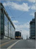 Moderne Bahn in modernem Umfeld: Luas Tram in den Docklands von Dublin.
14. April 2013