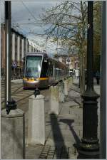 Ein Dublin Luas Tram der  Grnen  Linie verlsst Stephens Green,
25. April 2013