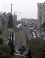 . Von der Mauer aus gesehen -

Blick von der Jerusalem Stadtmauer auf die Straßenbahntrasse. Die Tram fährt gerade in die Gefällstrecke ein.

18.03.2014 (J)