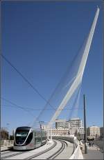 . Calatrava-Brücke -

Zur Überbrückung einer profanen Straßenkreuzung ein bisschen arg viel Brücke. Hier wünschte man sich doch eher ein Schlucht oder ein Fluss unter der Brücke. Dennoch ein neues Wahrzeichen von Jerusalem.

20.03.2014 (M)

