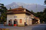 Bahnhofsgebäude in Arco (Trentino / Südtirol) der ehemaligen Lokalbahn Mori - Arco - Riva del Garda; Gleisseite, 13.04.2015
