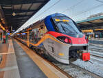 Trenitalia ETR 104 102-B steht mit einem Regionalzug nach Barletta in Bari Centrale, 11.10.2024.