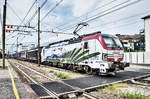 LM 193 773-9  150 Jahre Brennerbahn  und DISPO 189 104-3 warten im Bahnhof Bolzano/Bozen, mit einem Güterzug, auf die Weiterfahrt in Richtung Brenner.