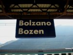 Das Bahnhofsschild von Bahnsteig 1 in Bolzano/Bozen am 31.10.2011.