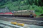 FS E.645 XXX zieht ÖBB 1044 245 und 1044 XXX von einem aus Richtung Innsbruck angekommenen Zug ab und wird sie wieder unter die Fahrleitung des österreichischen Stromsystems stoßen (Brennero/Brenner, 29.06.2000); digitalisiertes Dia. - Im Grenzbahnhof Brennero/Brenner verläuft die nicht umschaltbare Systemtrennstelle zwischen dem österreichischen 15 kV Wechselstrom- und dem italienischen 3 kV Gleichstromsystem, ein Stromsystem beschränkt sich auf die jeweilige Bahnhofsseite. Etwa in der Mitte des Bahnhofs befindet sich über allen durchgehenden Gleisen ein neutraler Abschnitt, unter dem die Lokomotiven mit gesenkten Stromabnehmern unter die Fahrleitung des jeweils anderen Systems rollen. Einsystemlokomotiven werden von einer Diesellok (FS D 245) oder, wie in diesem Fall, von der/den neuen Zuglok/s vom Zug  abgezogen und wieder unter das eigene Stromsystem zurückgegestoßen; Mehrsystemlokomotiven können aus eigener Kraft wieder unter das eigene System fahren.