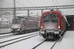 1216 013 steht mit EC81 im Bahnhof Brennero/Brenner.