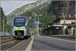 ISELLE TERMINI könnte man in diesen Tagen den Bahnhof von Iselle di Trasquera nennen, enden doch alle Züge hier. Infolge Bauarbeiten einer Brücke ist die Strecke Iselle - Domodossola unterbrochen, es fahren (sehr viele) Ersatzbuse. Die BLS fährt nun stündlich (statt zweistündlich) bis Iselle, fast alle andern Züge entfallen. Im Bild der BLS RABe 528 102 als RE 1 4259 von Bern in Iselle di Trasquera angekommen (8:35) und wendet nun auf den RE 1 4264 nach Bern (ab 9:20) somit bleibt herrlich viel Zeit den BLS MIKA in Iselle zu fotografieren. 

17. August 2024