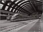 Der von Torino P.N nach Roma fahrende ETR 400  Frecciarossa 1000  wartet in Milano Centrale auf die Abfahrt als FR 9631 ohne kommerziellen Halt nach Roma Termini.