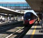 Ein italienischer Schnellzug steht in Roma-Ostiense(I) bei schönem Sonnschein am Mittag vom 29.12.2014.