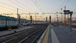 Bahnhof Roma Termini vor Sonnenaufgang am 25.05.2018. Ein ETR600 zieht in den Bahnhof ein.