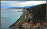 Der Bahnhof Taormina-Giardini liegt auf engen Raum zwischen Felswänden und dem Strand. Am 25.02.2024 verlässt ein ETR 104 den Bahnhof Richtung Messina.
