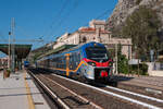 ETR 104 009 (Alstom Coradia Stream) als Regionalzug R 5380 von Syrakus nach Messina im Bahnhof Taormina-Giardini.