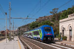 Hitachi Blues HTR412 011 erreicht als Regionalzug R 12966 vom Flughafen Catania den Endbahnhof Taormina. Fotografiert am 22.08.2024. 