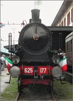 100 Jahre nach Erffnung des von Beginn an elektrifizierten Simplontunnels beim Bahnhofsfest in Domodossola. 625 177 angeheizt am Seitenbahnsteig (20. Mai 2006). 
