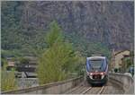 Bei Donnas im Aostatal ist der FS Trenitalia Aln MD 501 093 als Regionalzug auf dem Weg von Ivrea nach Aosta. 

21. September 2022