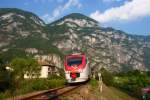Val Sugana, Trentino, IT : ein Triebzug auf seinem Weg nach Trento - 06/09/2012