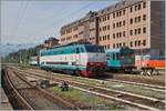 Die FS Trenitalia E 444 043 und im Hintergrund der FS Trenitalia Aln 663 1010 mit einem weiteren Aln 663 in Domodossola.