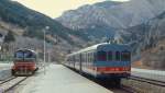 Im März 1987 verlassen ALn 663 1167 und 1166 den Bahnhof Tende in Richtung Cuneo, daneben D 345 1145. Der durchgehende Betrieb auf der Tendabahn, die Turin mit Ventimiglia bzw. Nizza verbindet, wurde 1928 aufgenommen und nach schweren Zerstörungen im zweiten Weltkrieg eingestellt. Erst seit 1979 verkehren wieder durchgehende Züge auf dieser Gebirgsbahn, die einen Höhenunterschied von rund 1.000 m überwindet. Trotz der spektakulären Streckenführung mit zahlreichen (Kehr-)Tunnels und Brücken ist die Bahn einstellungsbedroht, 2014 verkehrten nur zwei durchgehende Zugpaare über die Scheitelstrecke.