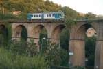 Aln 668 1858 ueberquert auf der Fahrt von Lioni nach Avellino das Viadukt ueber Atripalda; 13.09.2007 