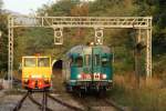 Laendliche Eisenbahnidylle in den sueditalienischen Appenien mit verwucherten Bahnanlagen, einem alten Wasserkran, zugewachsenem Tunnelportal und dem Aln 668 1858 bei der Einfahrt in den Bahnhof Altavilla; 17.09.2007