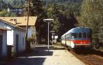 Obwohl landschaftlich sehr schön gehört die Valsuganabahn, die Trento mit Venedig verrbindet, zu den eher unbekannteren Bahnen in Oberitalien. Hier fährt ALn 668 1215 im September 1986 in Caldonazzo ein.